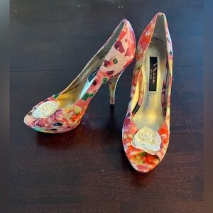 NINA Platform Satin Peep Toe Heel floral print & white flower. Size 7.5